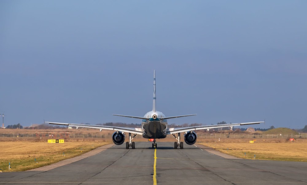 Avião comercial em pista, ambiente de aeroporto