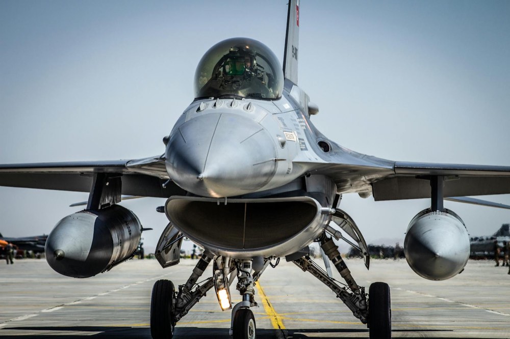 Caça militar em pista, hardware de defesa aérea