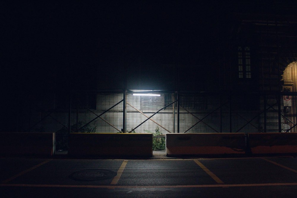 Perímetro de segurança iluminado à noite